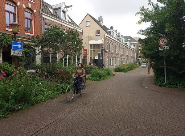 Une cycliste dans une rue calme